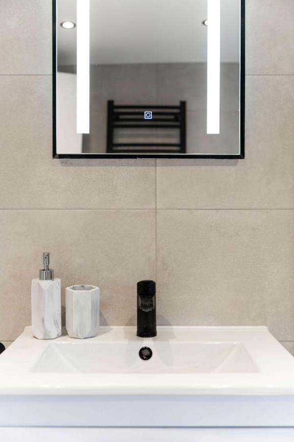 Stunning 3 Bed 3 Bath Townhouse Appartement *