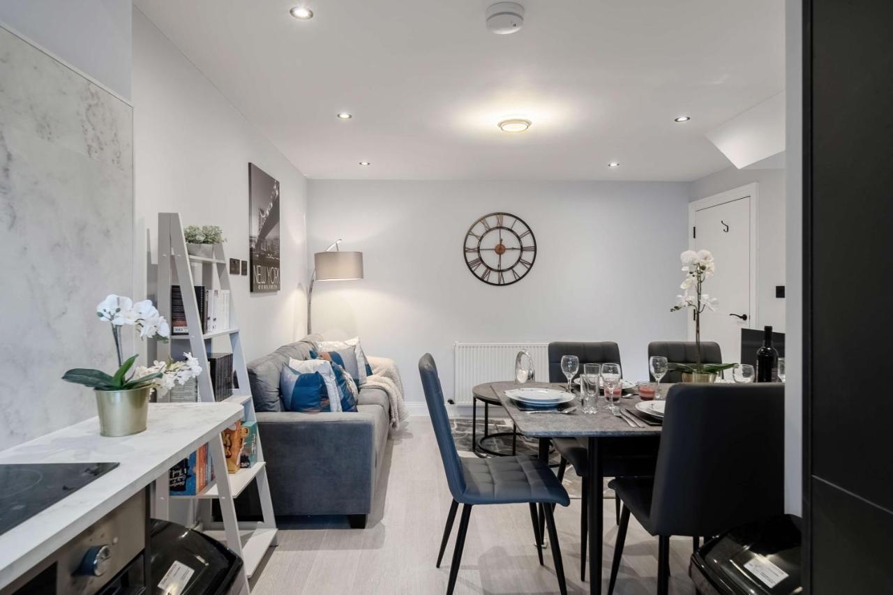 Stunning 3 Bed 3 Bath Townhouse Appartement *