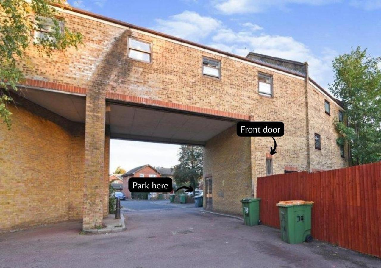 2 Bed Functional House Close To Manor Park Train Station Vakantiehuis *