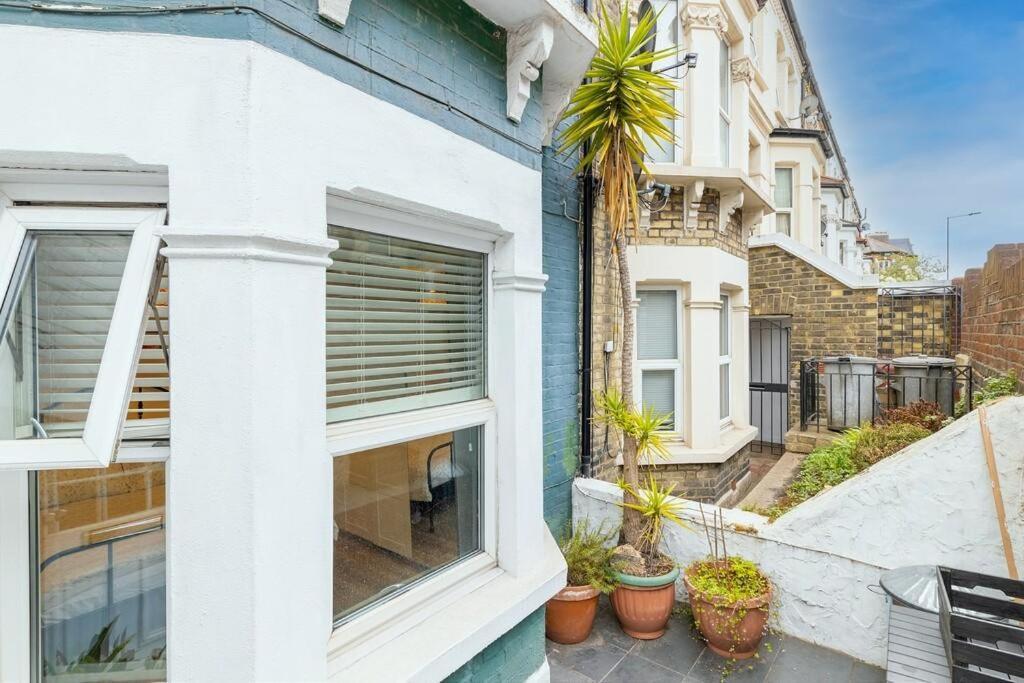 Lovely West Entire