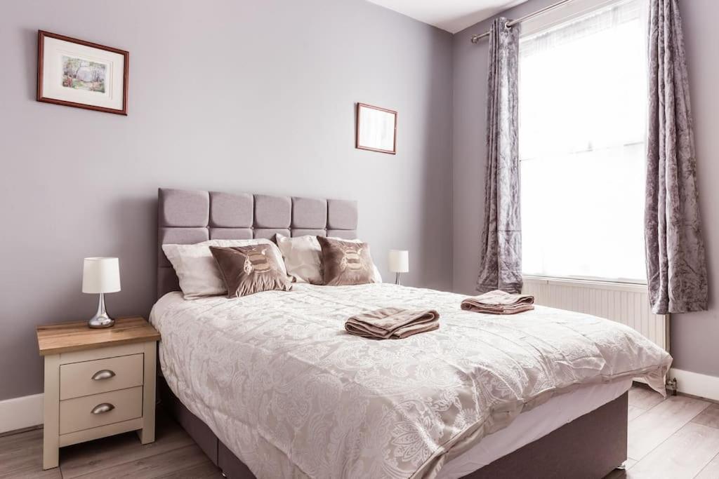 Ferienhaus 4 Bedroom House, 2 Min Walk From Station London