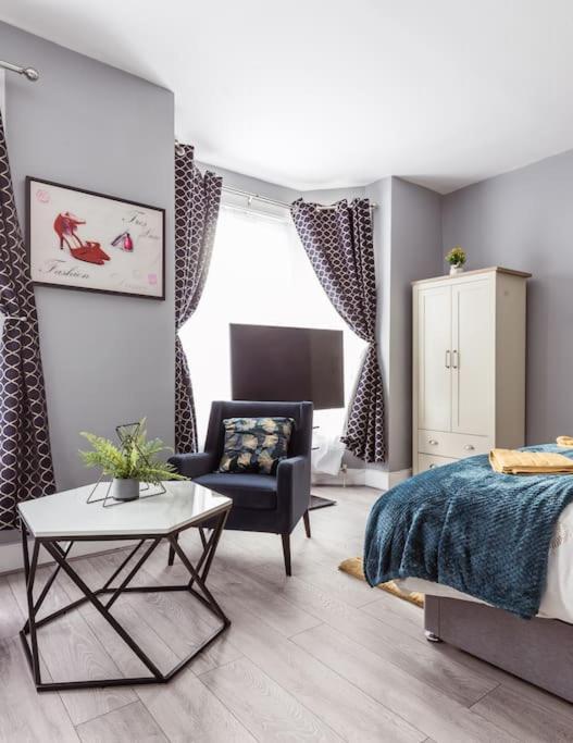 4 Bedroom House, 2 Min Walk From Station Ferienhaus London