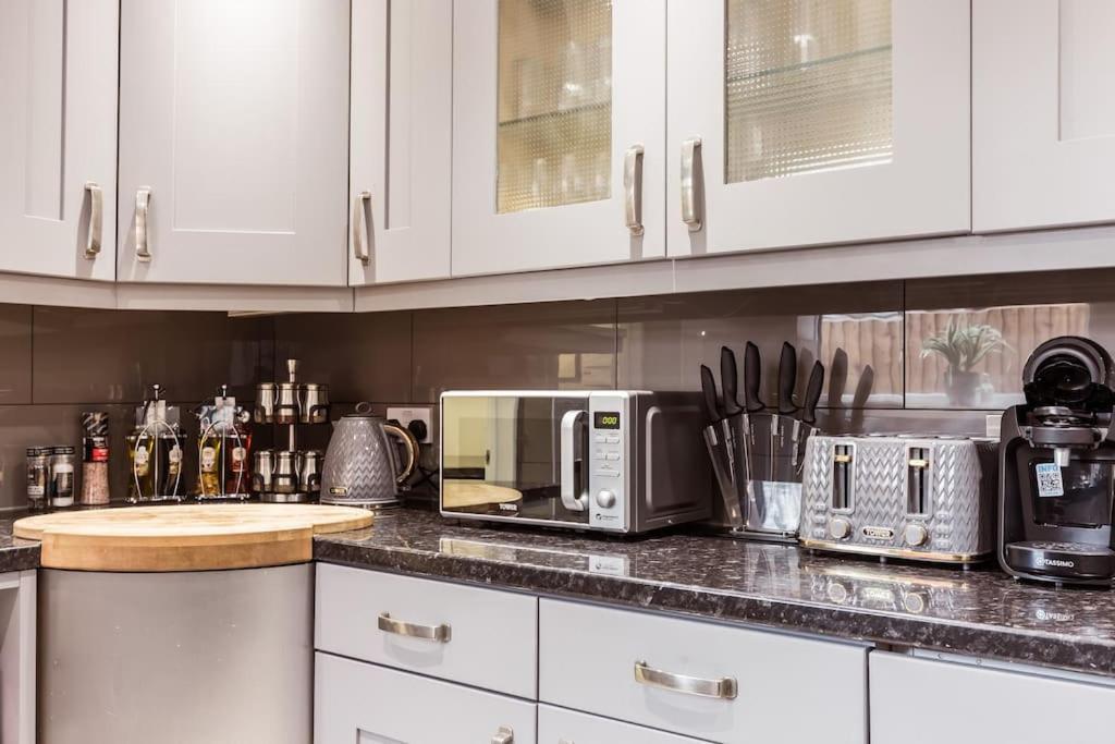 Ferienhaus 4 Bedroom House, 2 Min Walk From Station London