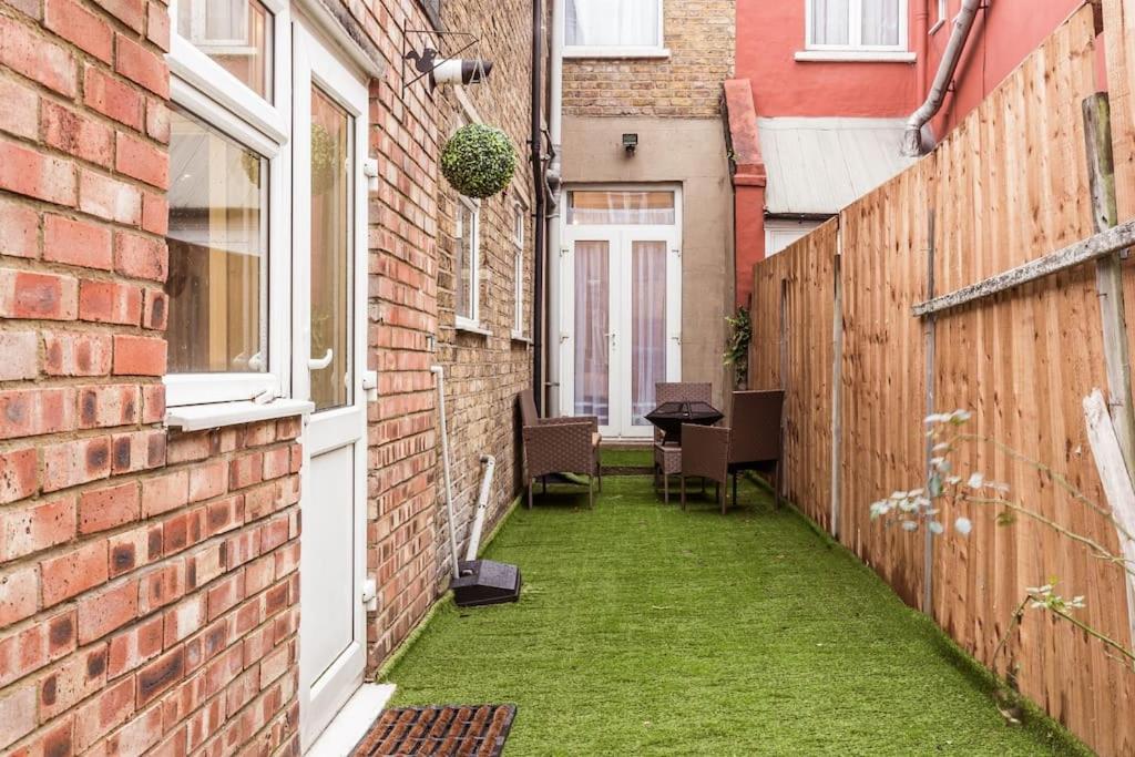 4 Bedroom House, 2 Min Walk From Station Ferienhaus