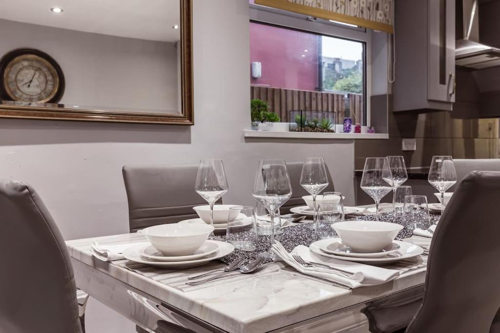 Ferienhaus 4 Bedroom House, 2 Min Walk From Station