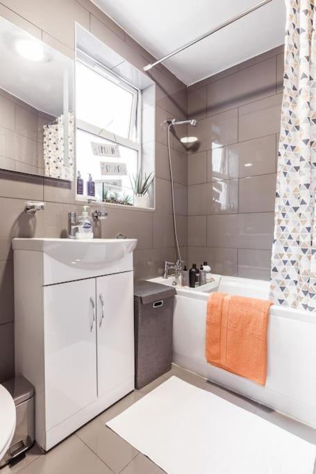 Ferienhaus 4 Bedroom House, 2 Min Walk From Station London