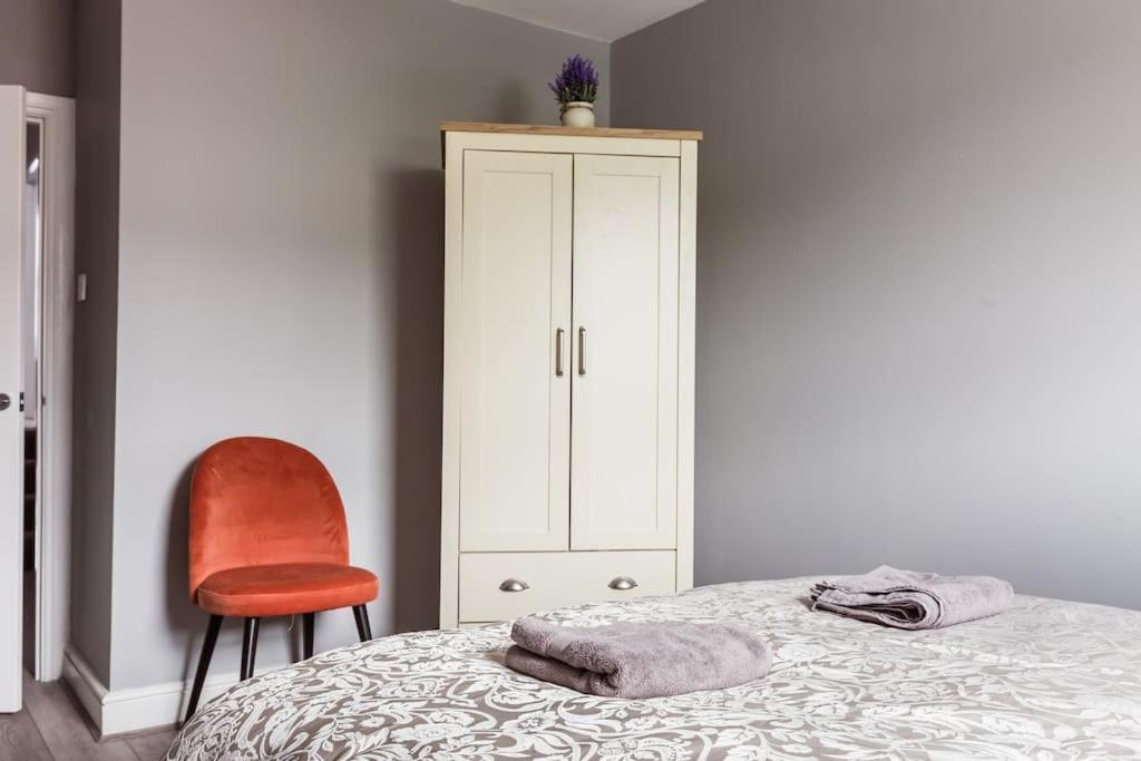 Ferienhaus 4 Bedroom House, 2 Min Walk From Station London