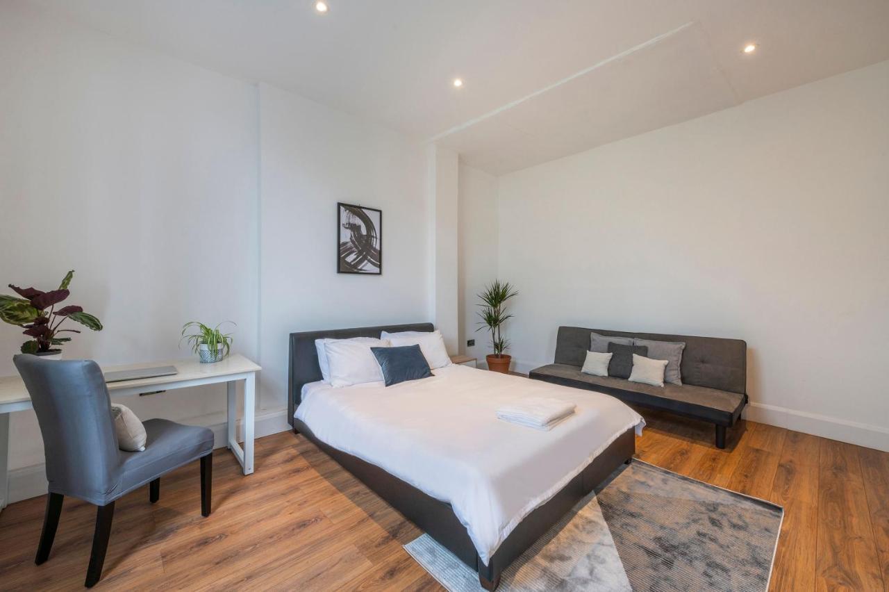 Spacious Two Bedroom By Zoo Apartment London
