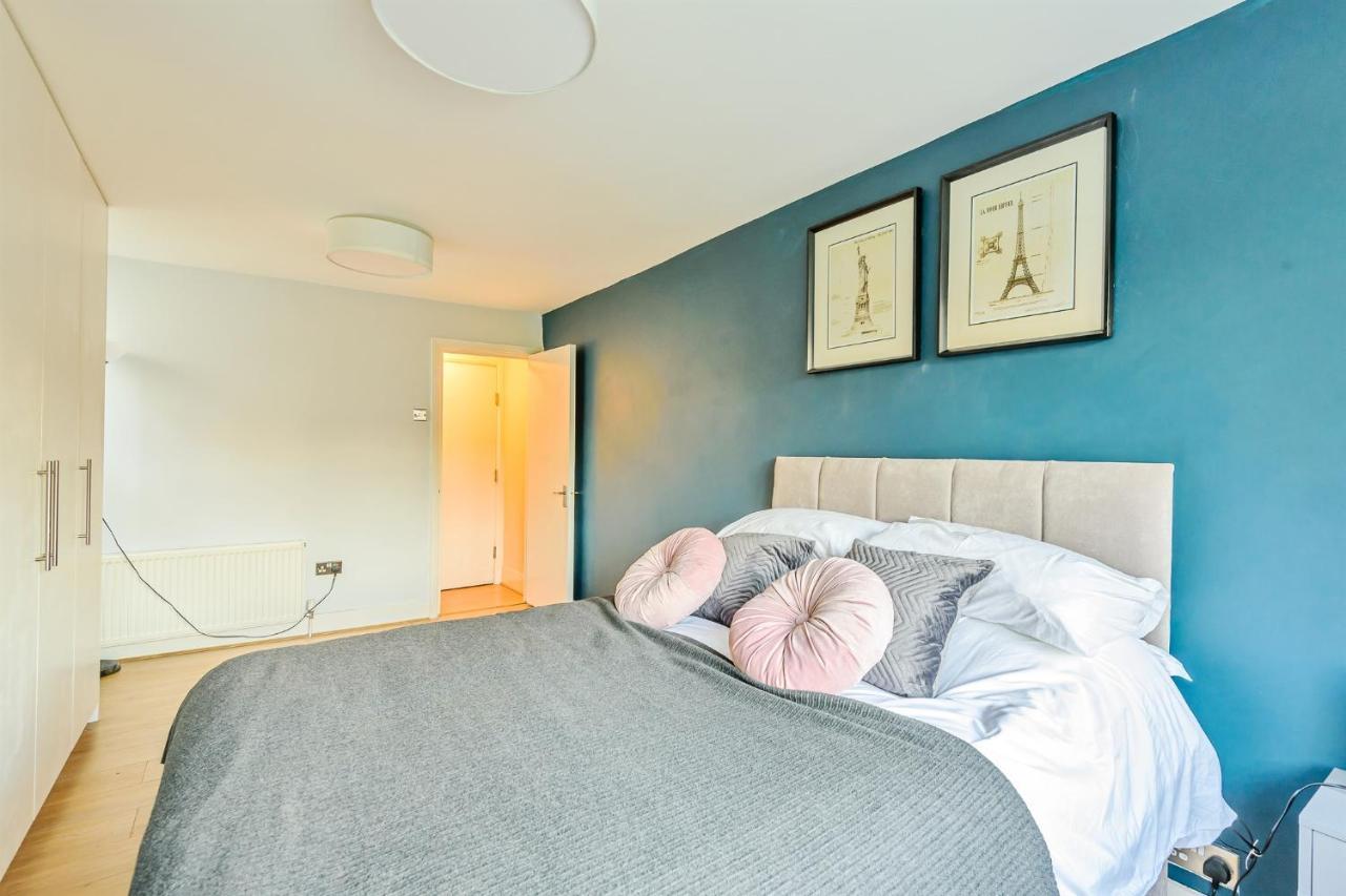 Homely 1-bed In Vibrant Zone 3 Apartment *