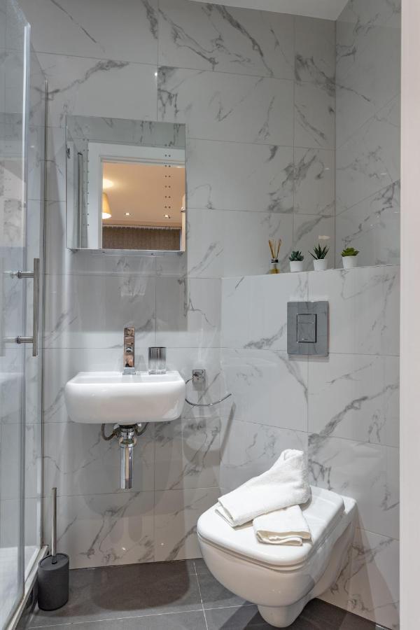 Apartment Stunning 2 Bed 2 Bath With Private Patio London