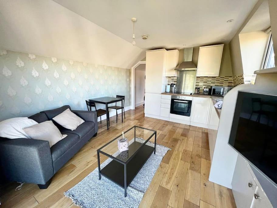 Lovely Two Bed Flat Londen