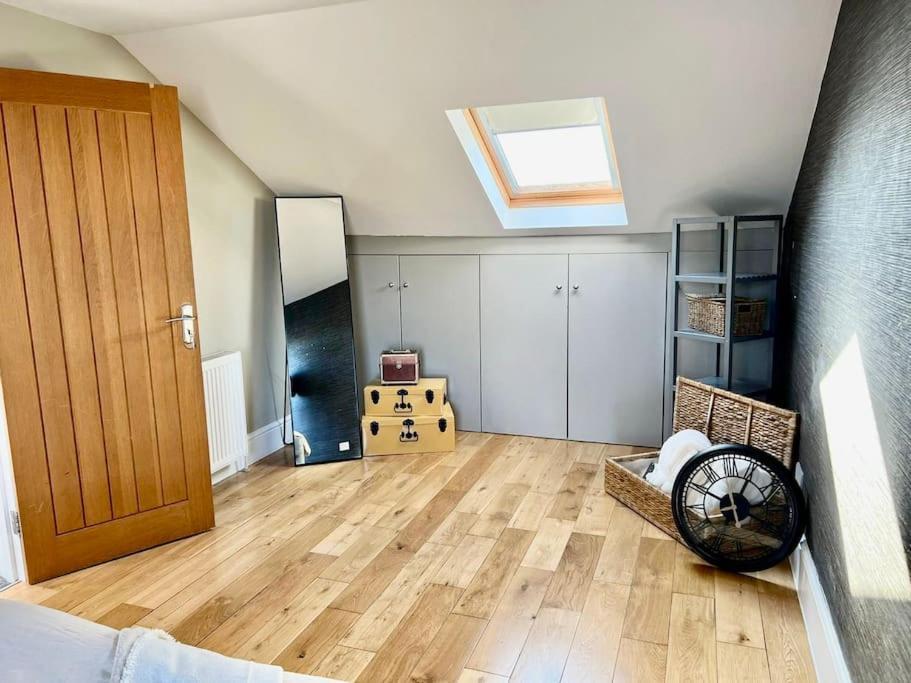 Lovely Two Bed Flat * Londen