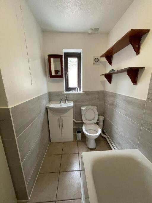 Apartment Lovely 4 Bedroom 2 Bathroom