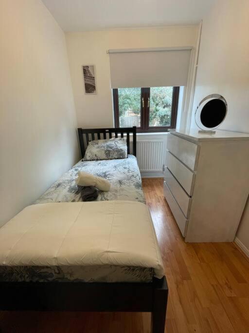 Lovely 4 Bedroom 2 Bathroom *