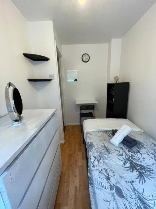Apartment Lovely 4 Bedroom 2 Bathroom London