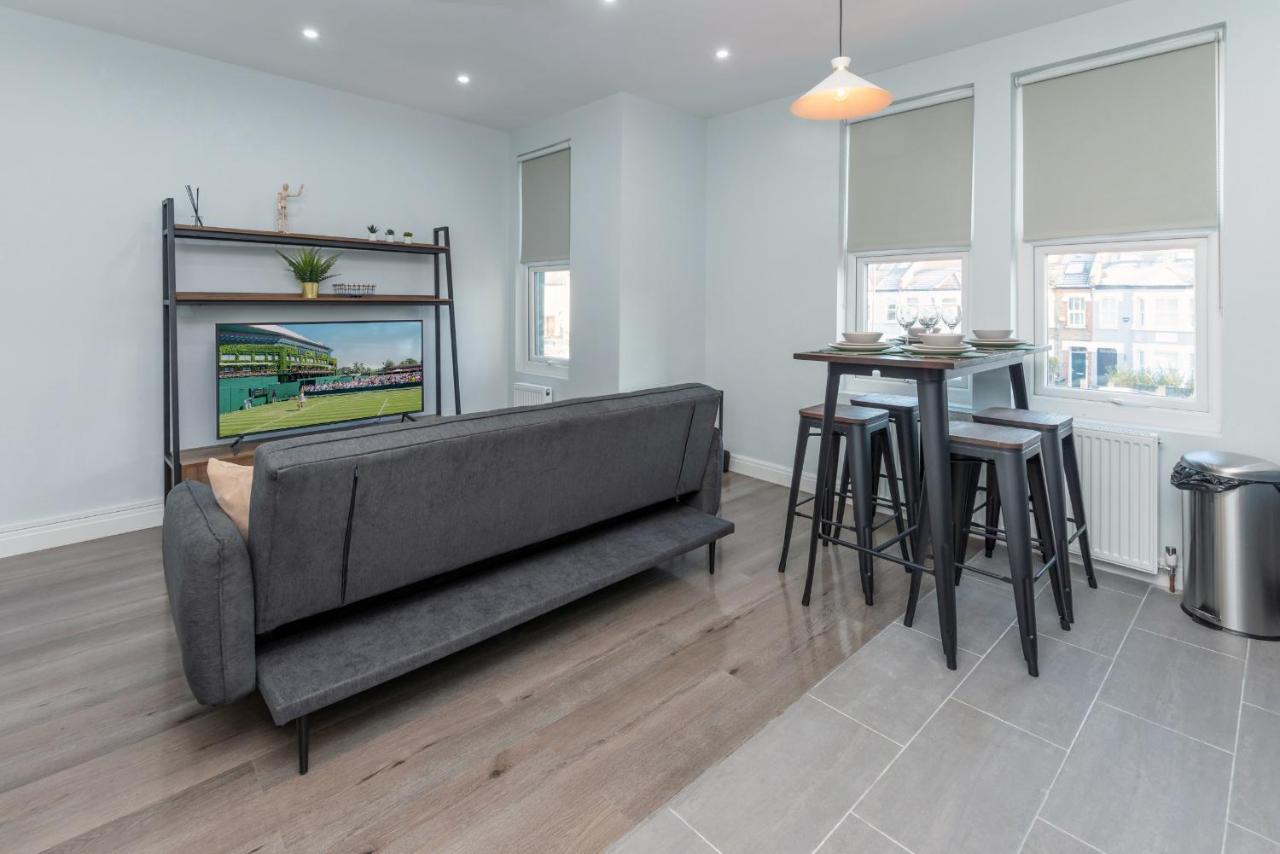 Taylor's Wimbledon Apartment *