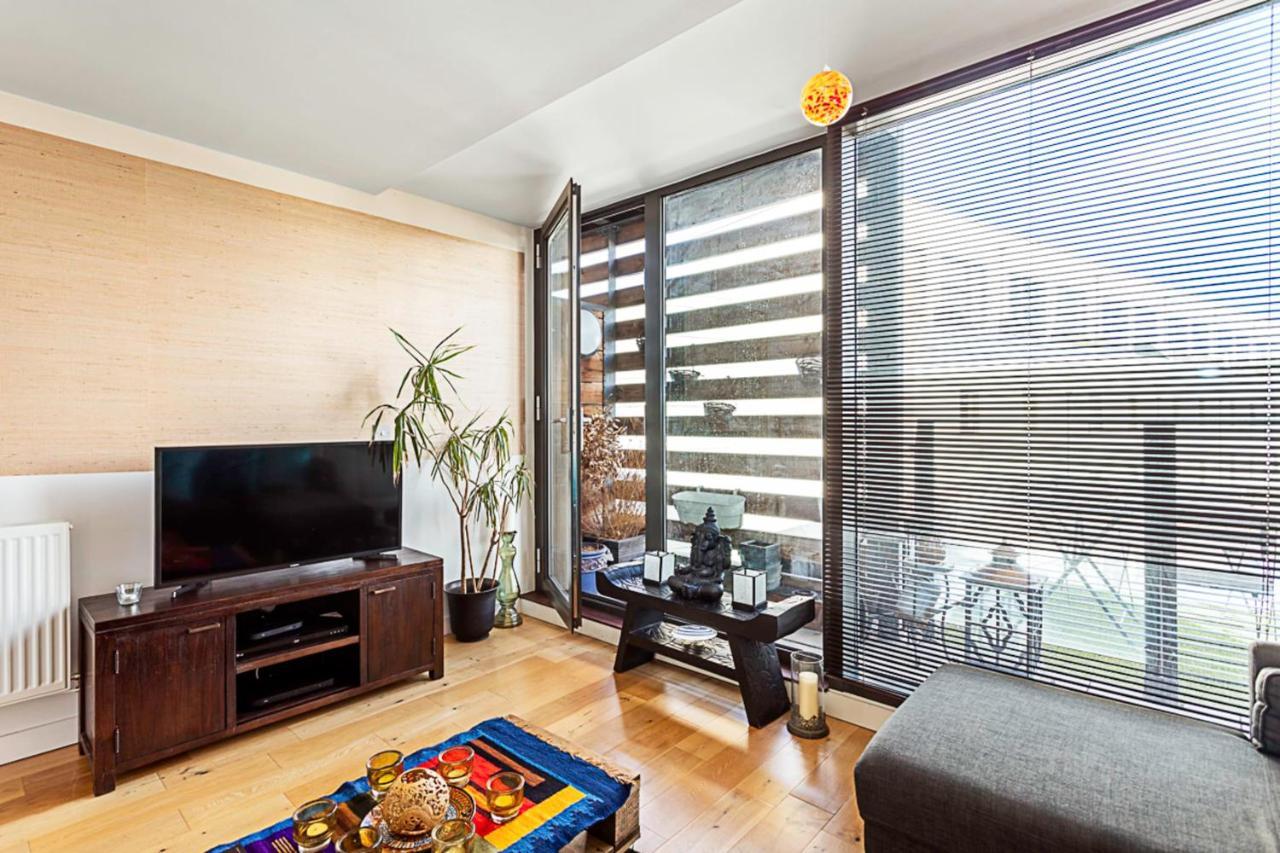 Modern Cosy On Vibrant Deptford High Street Apartment London