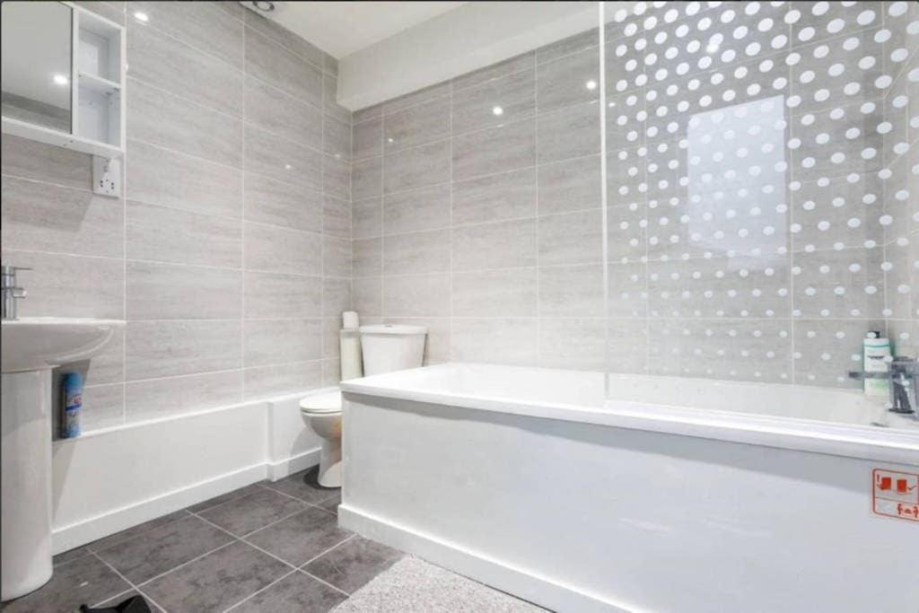 Pensión Redecorated Double With Shared Bathroom And Kitchen Londres