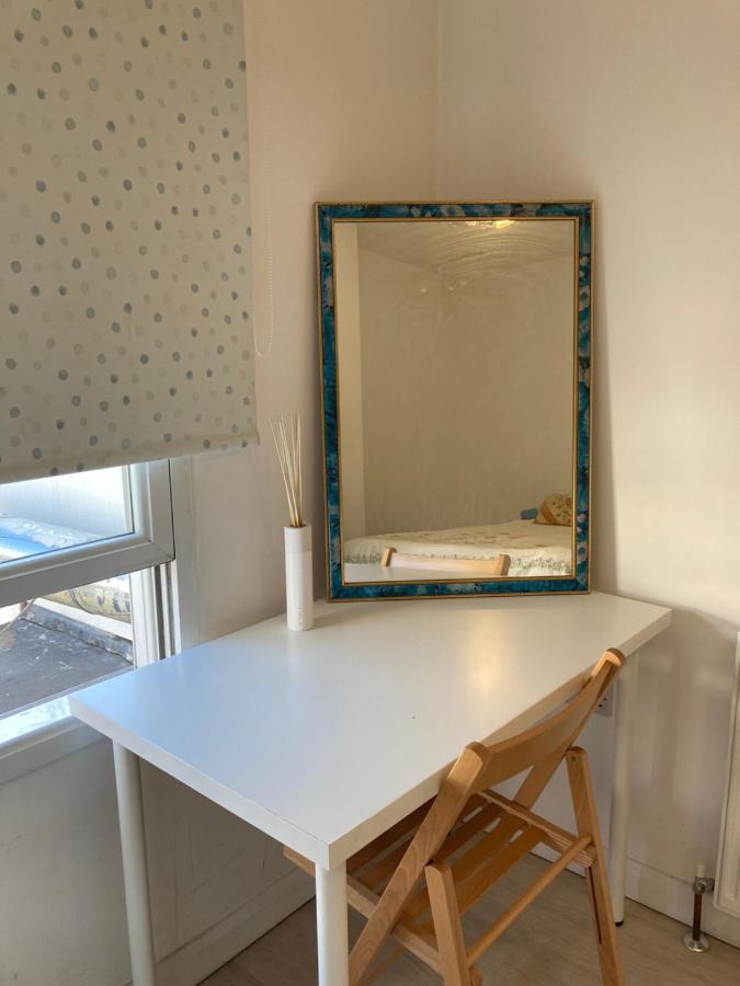 Pensión Redecorated Double With Shared Bathroom And Kitchen *