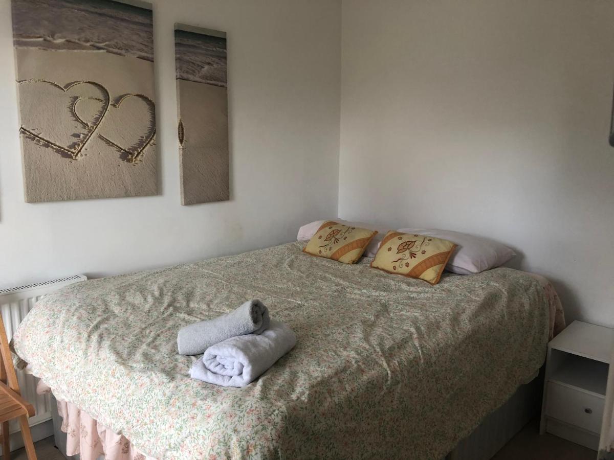 Pensión Redecorated Double With Shared Bathroom And Kitchen