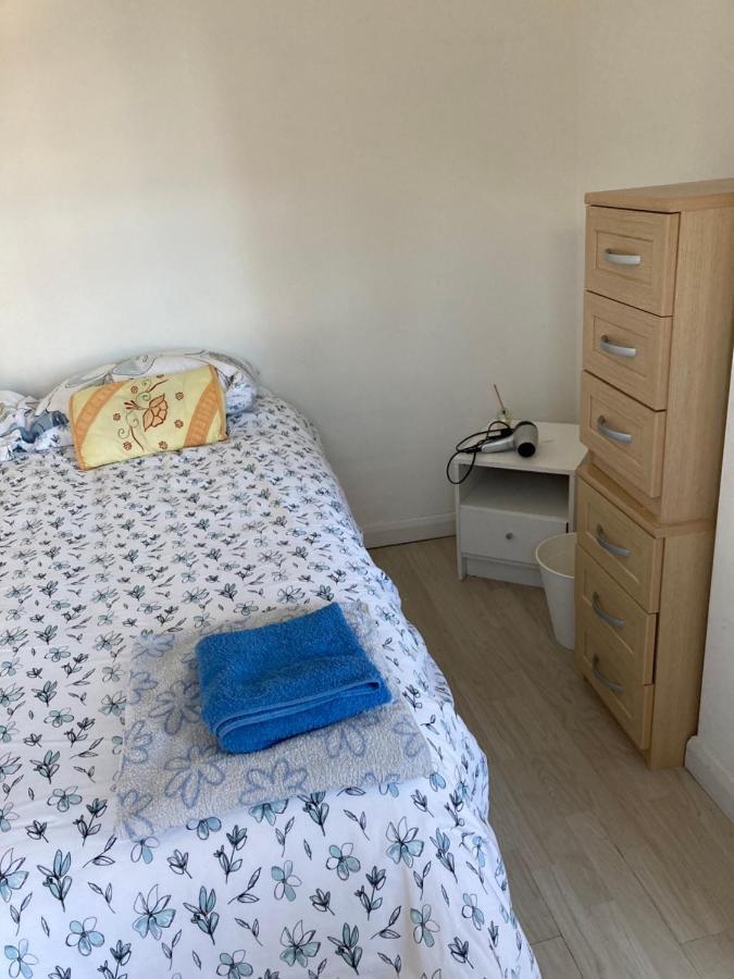 Redecorated Double With Shared Bathroom And Kitchen Pensión