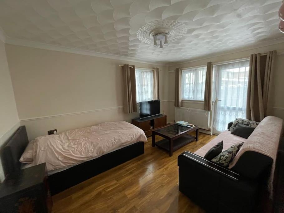 Spacious Bungalow In London, Near Central London, The Excel Centre And The O2, Ideal For Families Holiday home