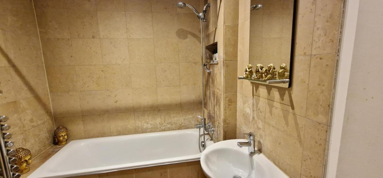 Action Packed Local 3br 1 Mins Walk To Everything Appartement *