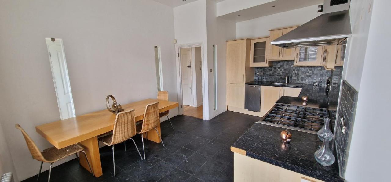 Action Packed Local 3br 1 Mins Walk To Everything Appartement Londen