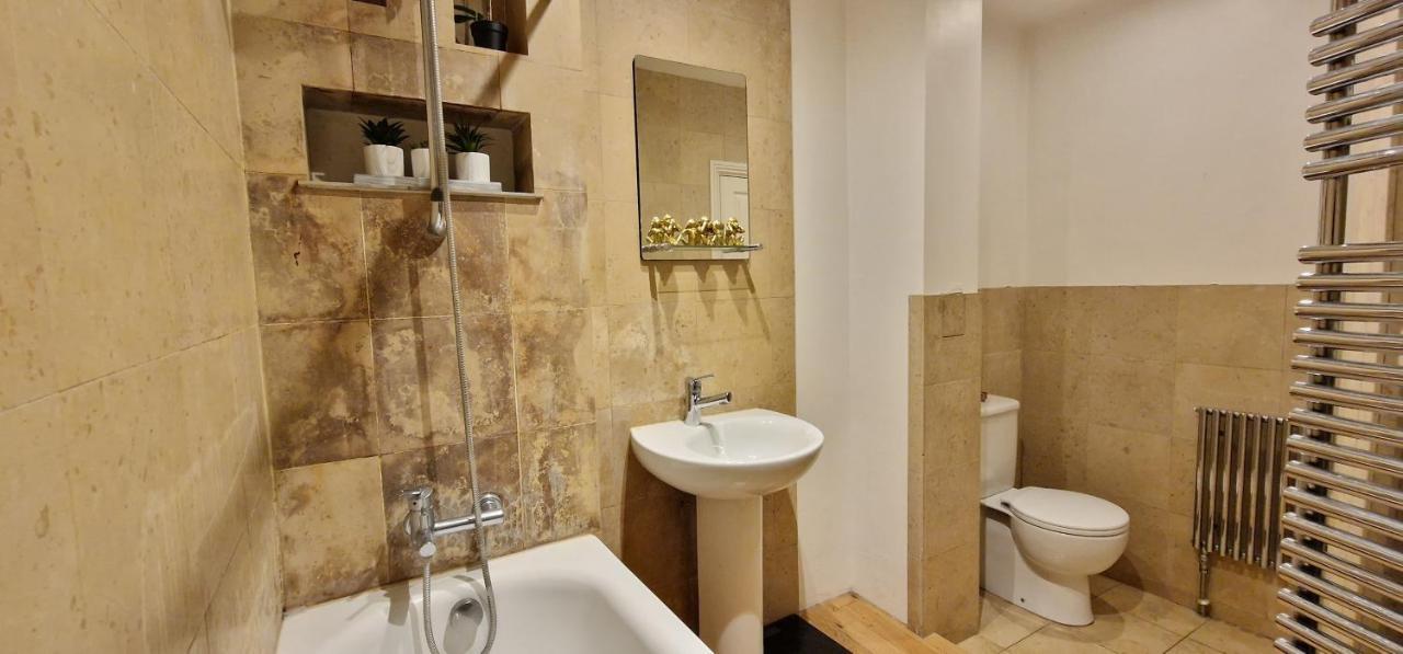 Action Packed Local 3br 1 Mins Walk To Everything *