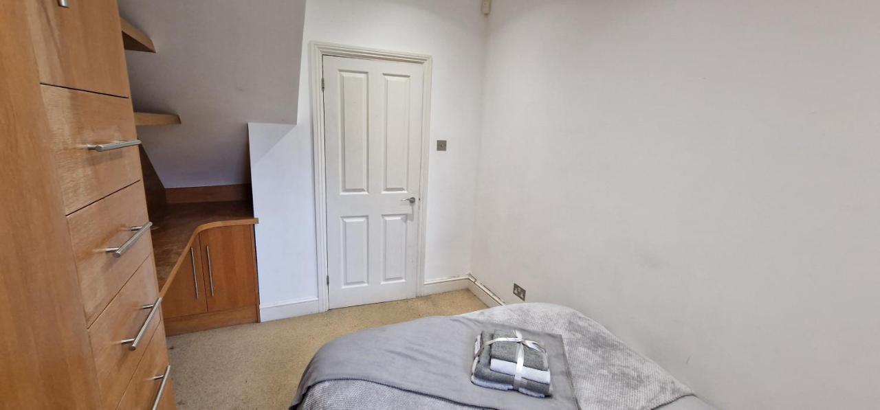 Action Packed Local 3br 1 Mins Walk To Everything Appartement