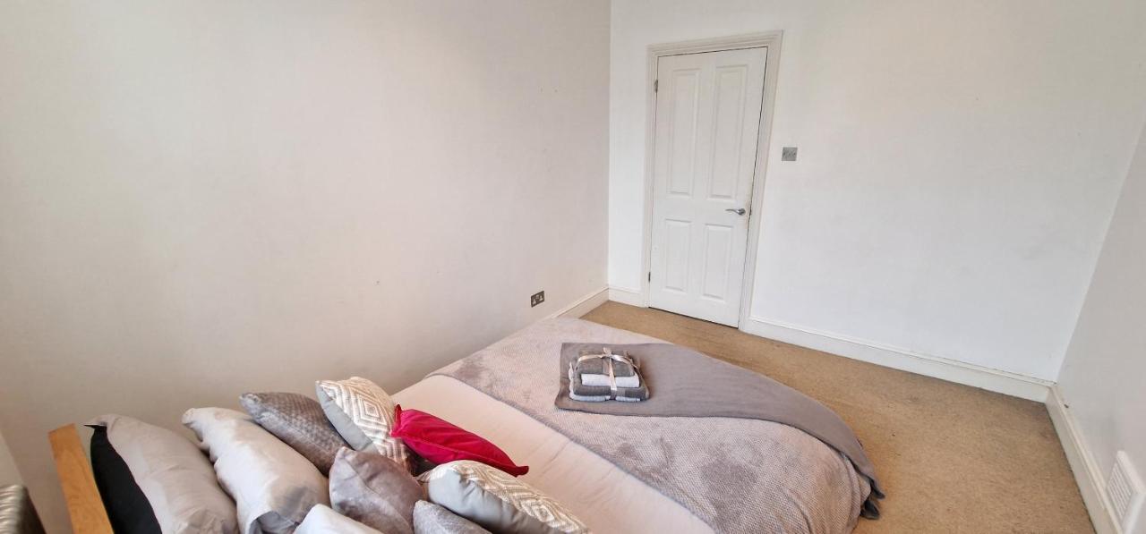 Action Packed Local 3br 1 Mins Walk To Everything * Londen
