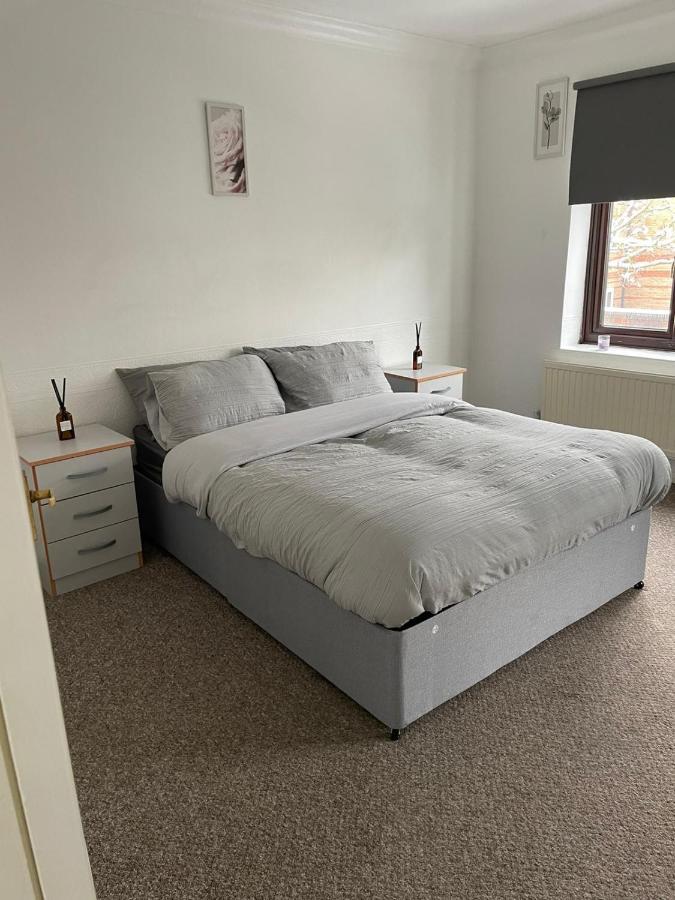 Lovely 4 Bedroom 2 Bathroom * London