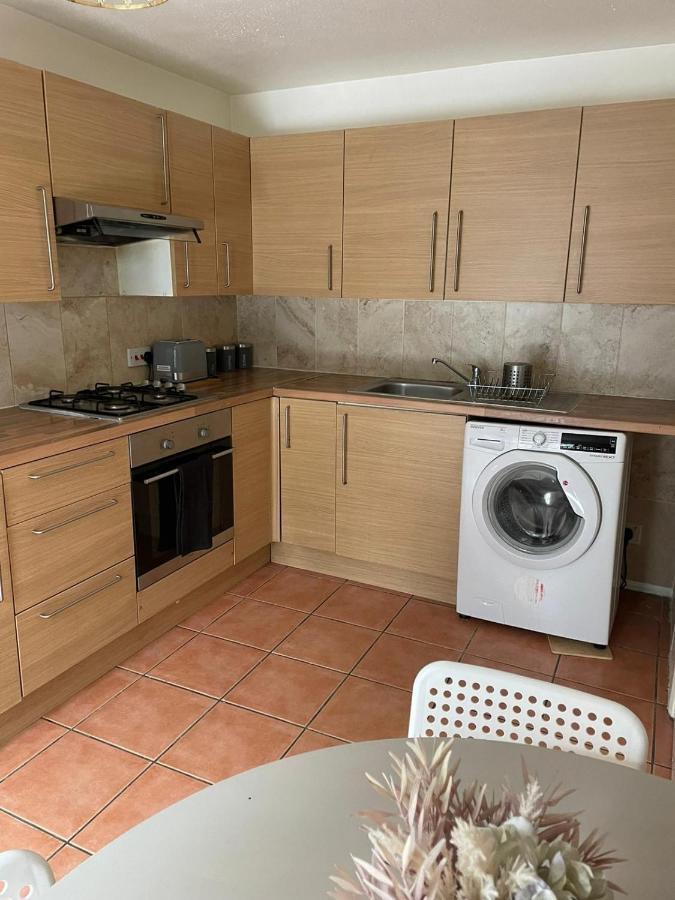 Apartment Lovely 4 Bedroom 2 Bathroom London