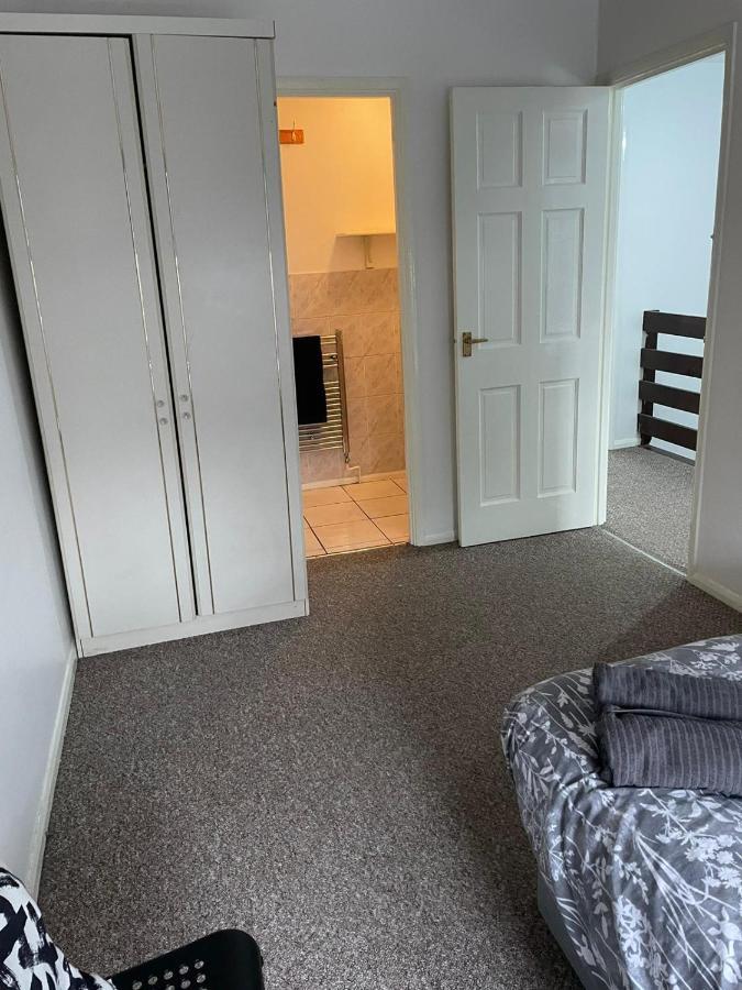 Apartment Lovely 4 Bedroom 2 Bathroom