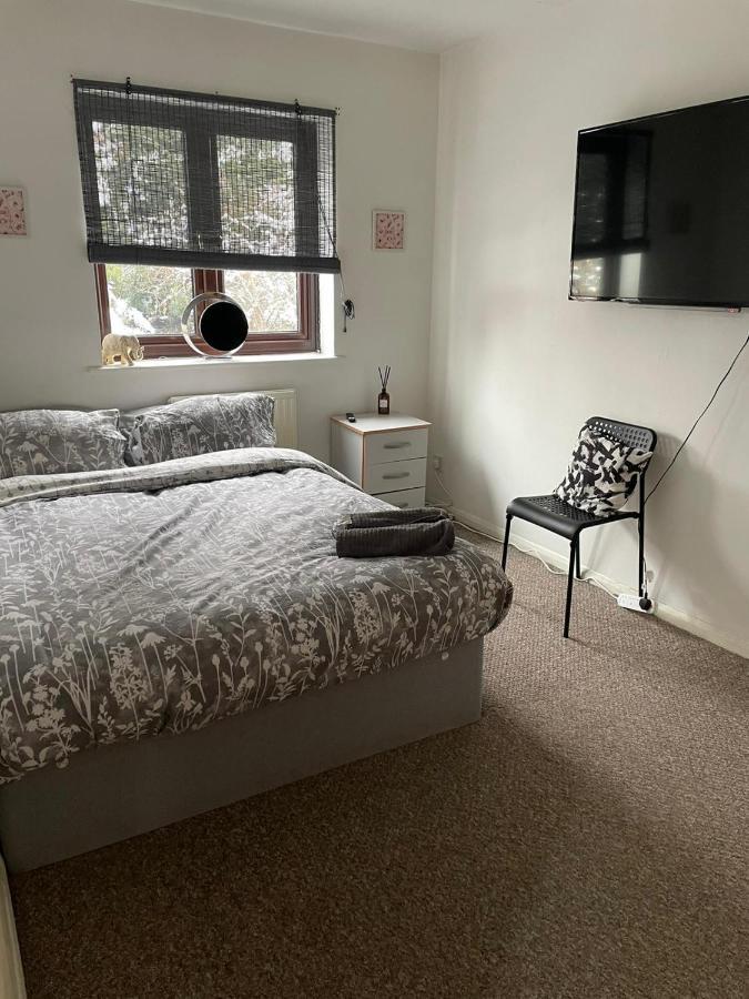 Lovely 4 Bedroom 2 Bathroom Apartment *