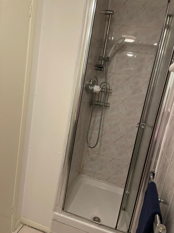 Apartment Lovely 4 Bedroom 2 Bathroom *