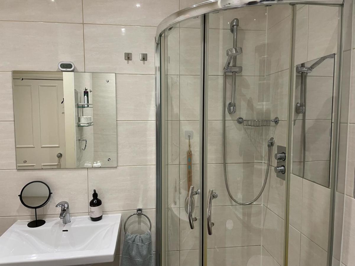 Homestay Private King Room With Huge En-Suite In Shared House In Marylebone