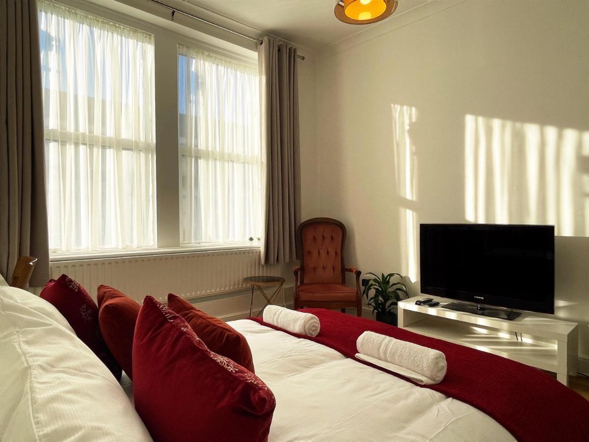Sarah's Cozy Near Queen's Park *
