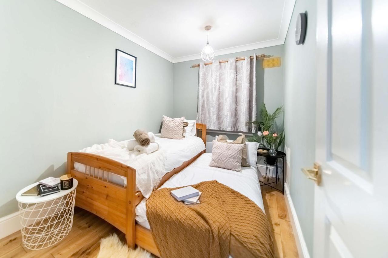 Apartment Chic Two Bed Garden Flat *