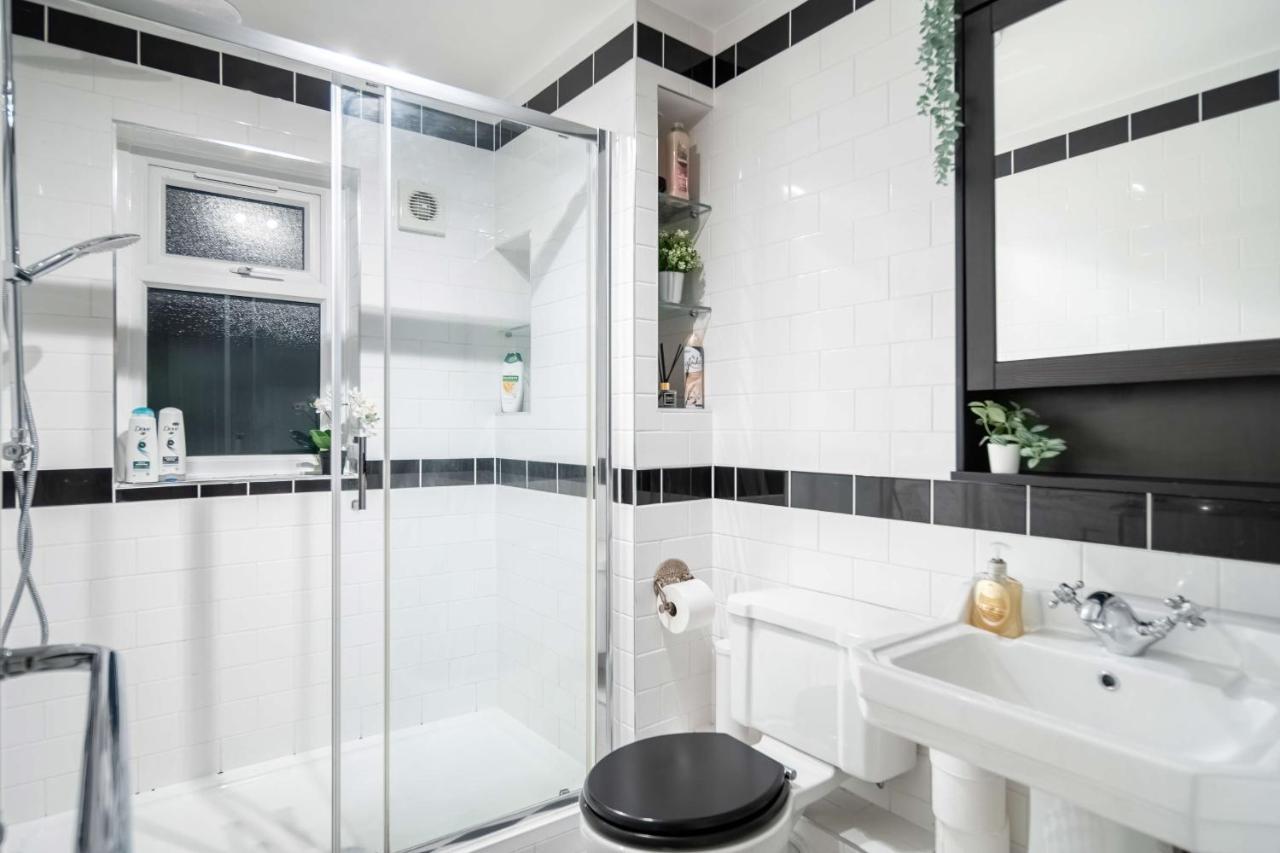Apartment Chic Two Bed Garden Flat London