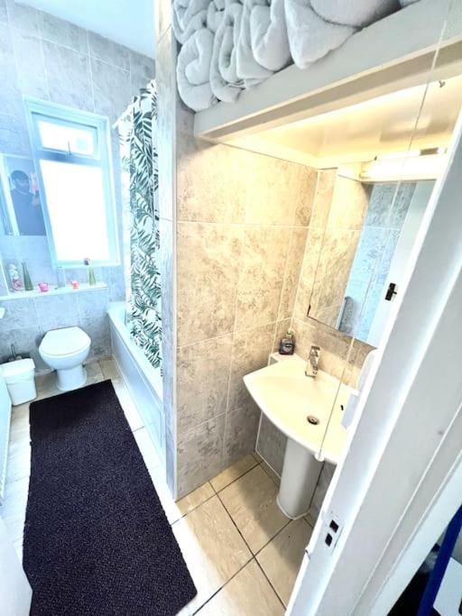 Spacious 3 Bed Flat Close To Central Apartment