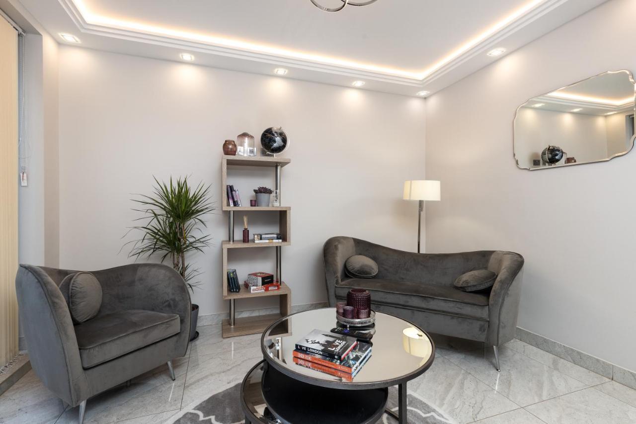 Stunning 2 Bed 2 Bath With Private Patio Apartment *