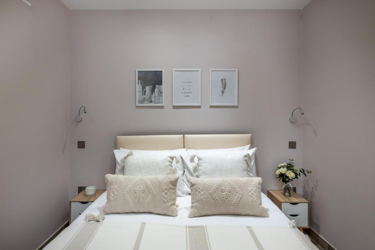 Stunning 2 Bed 2 Bath With Private Patio Apartment London