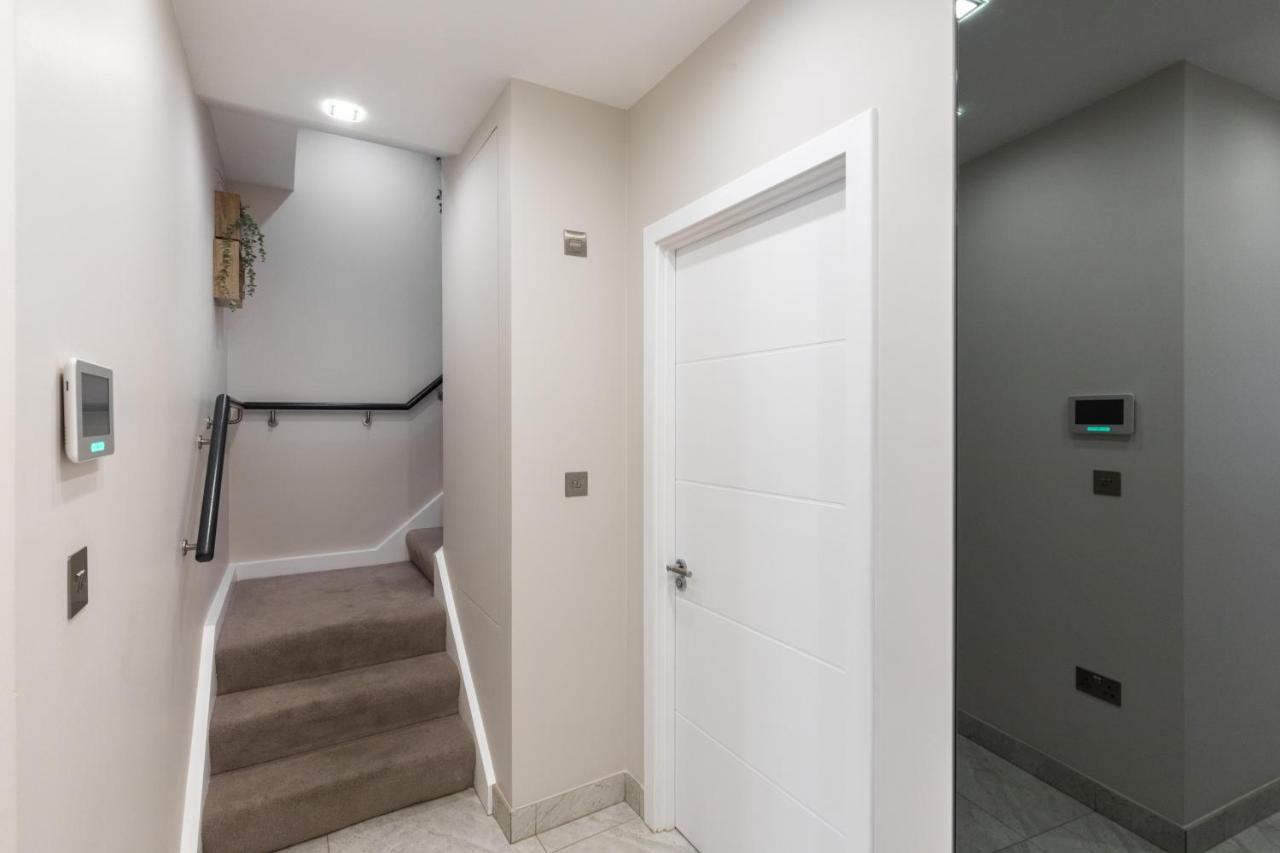 Stunning 2 Bed 2 Bath With Private Patio * London