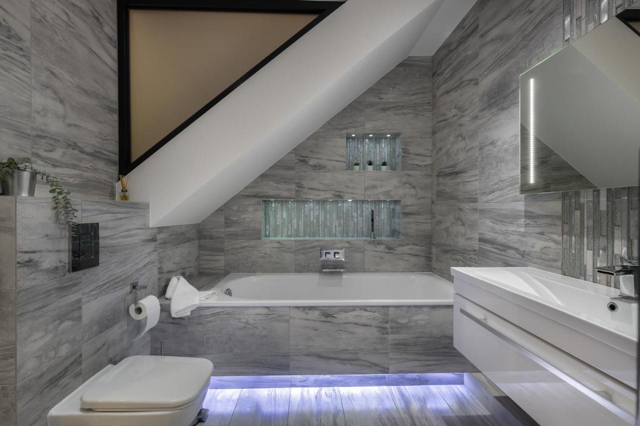 Apartment Stunning 2 Bed 2 Bath With Private Patio *
