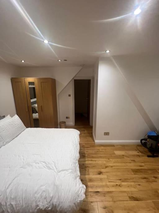 Hampden Rd N8,studio Flat *