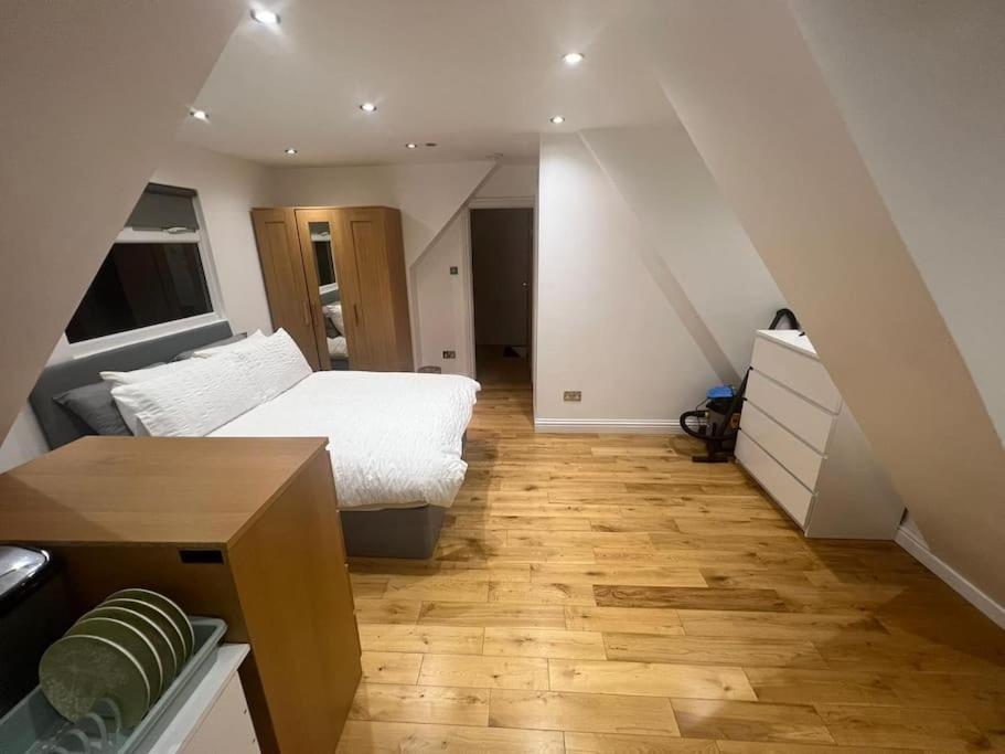 Apartment Hampden Rd N8,studio Flat London