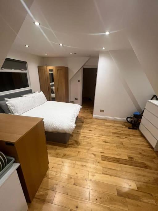 Hampden Rd N8,studio Flat Apartment *