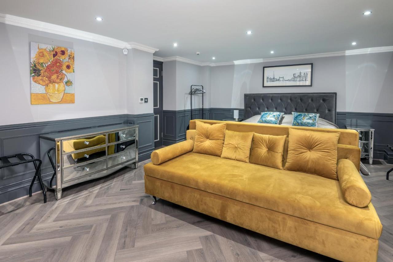The House - Entire Villa London