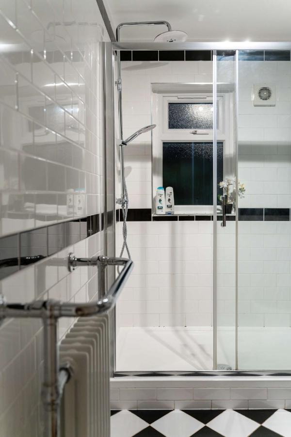Chic Two Bed Garden Flat Apartment